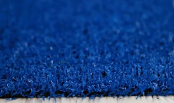 مقارنة بين الثيل الصناعي والعشب الطبيعي