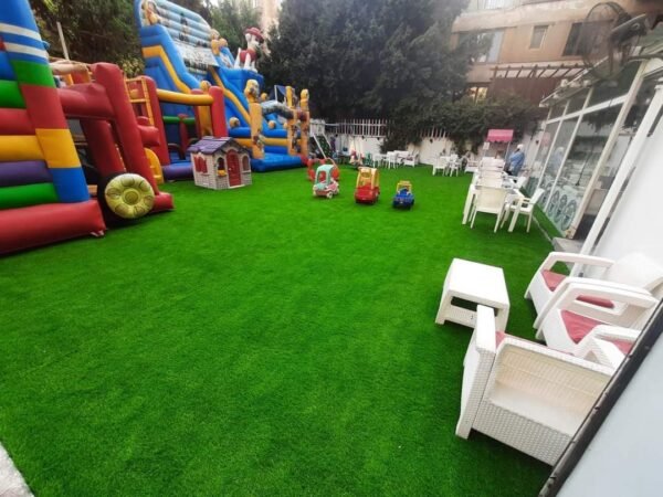 تركيب العشب الصناعي في ملعب كرة قدم.