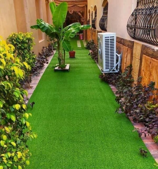 تركيب العشب الصناعي في ملعب كرة قدم.