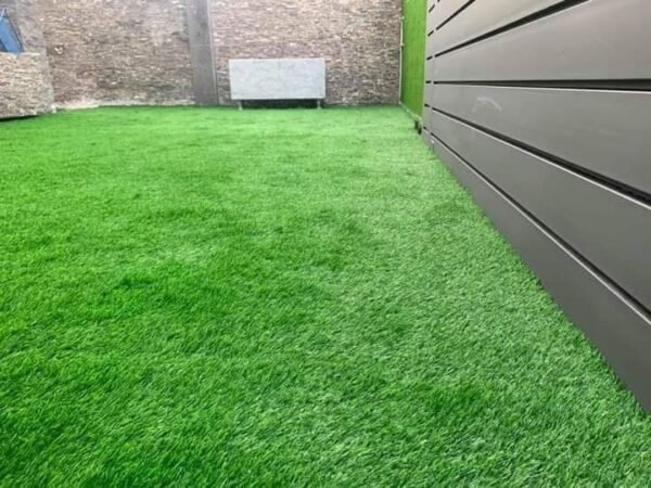 تركيب العشب الصناعي في ملعب كرة قدم.