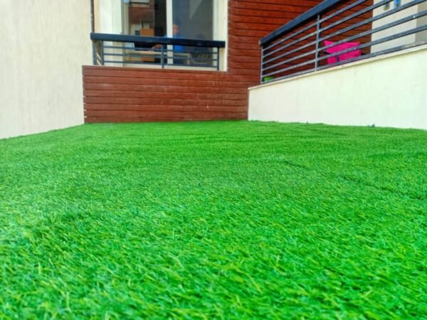 تركيب العشب الصناعي في ملعب كرة قدم.