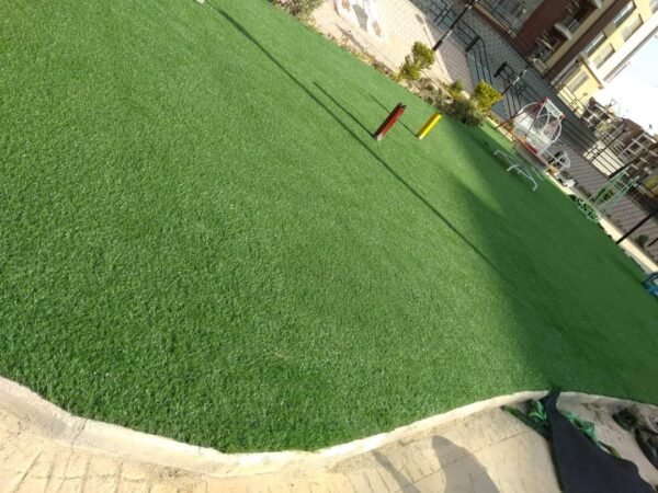 تركيب العشب الصناعي في ملعب كرة قدم.