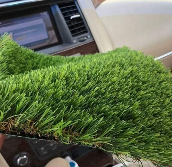 تركيب العشب الصناعي في ملعب كرة قدم.