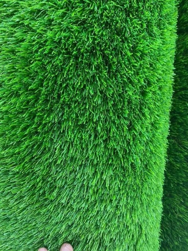 تركيب العشب الصناعي في ملعب كرة قدم.