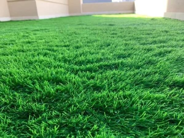 ديكور شرفة باستخدام العشب الصناعي.