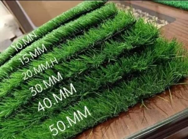 مقارنة بين العشب الصناعي والعشب الطبيعي.