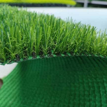 تركيب العشب الصناعي في ملعب كرة قدم.