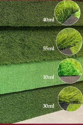 صورة عشب صناعي أخضر في حديقة منزلية بالرياض.