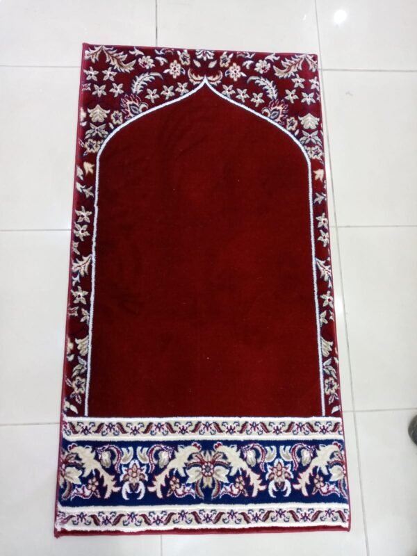 موكيت مساجد – أفضل الأنواع، المزايا، وطريقة الاختيار صورة سجاد مساجد أحمر فخم