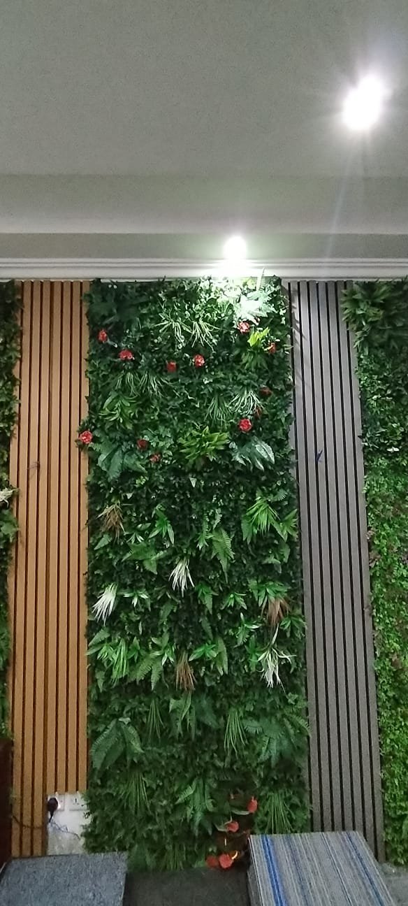 بديل الخشب في غرفة معيشة بالرياض