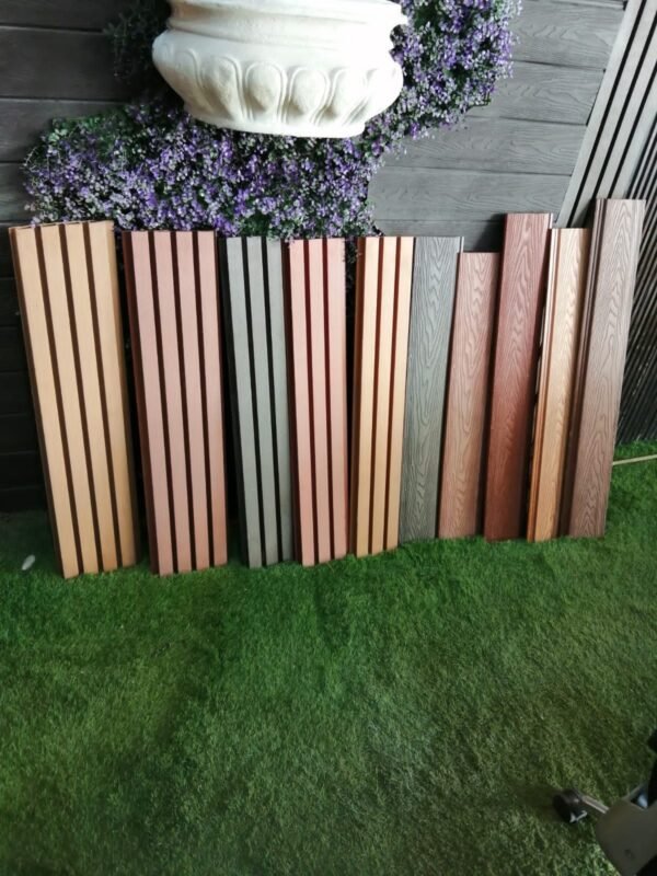 بديل الخشب في غرفة معيشة بالرياض