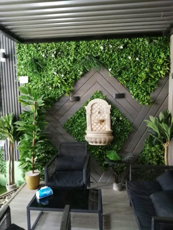 بديل الخشب في غرفة معيشة بالرياض