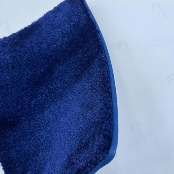 صورة موكيت سميك بلون رمادي في غرفة معيشة