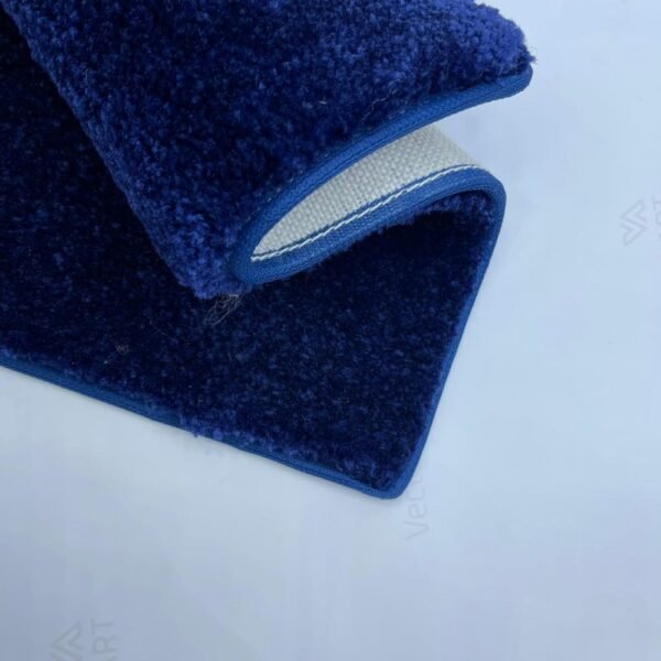 صورة موكيت سميك بلون رمادي في غرفة معيشة